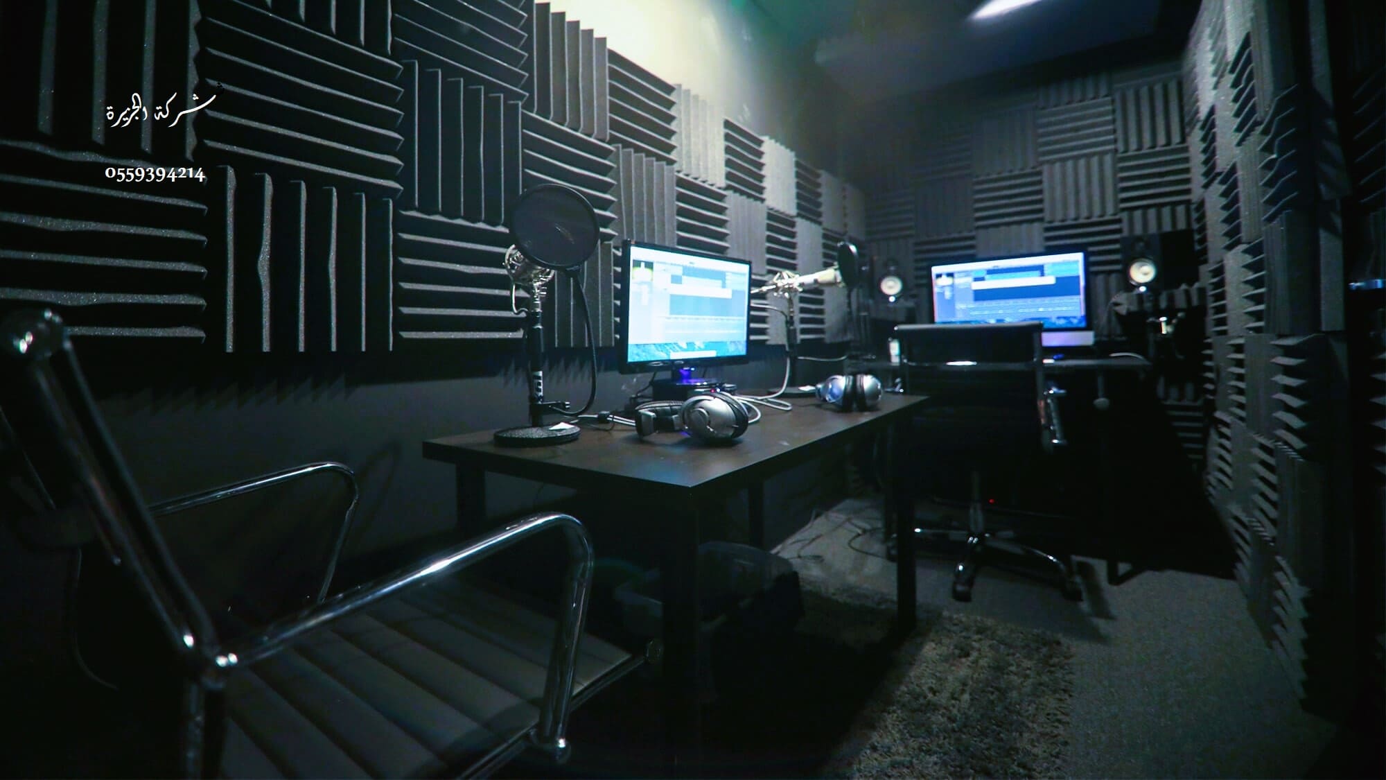 Разговор в комнате звук. Звукоизоляция студии звукозаписи. Геймерская комната с звукоизоляцией. Комната для звукозаписи подкастов. Стены в студии звукозаписи.